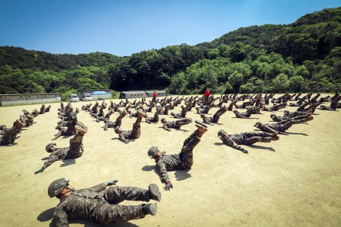 육군35보병사단의 올해 첫 유격훈련에 참가한 기동대대 장병들이 유격체조를 하고 있다. 부대 제공