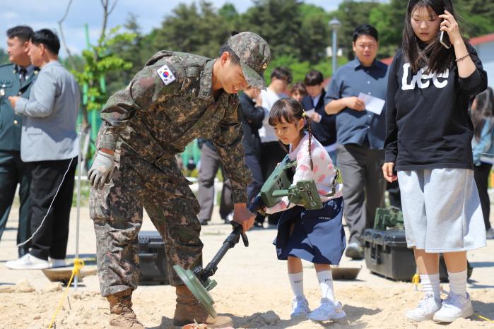 육군22보병사단 공병대대 부대개방행사에서 한 자녀가 지뢰탐지기를 체험하고 있다. 부대 제공