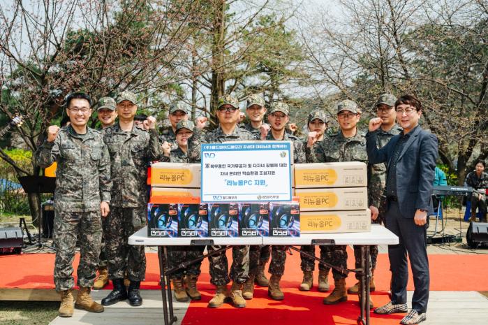 장성대(맨 오른쪽) 고양시재향군인회 청년단장이 육군9보병사단에 군인 가족을 위한 IT 장비를 기증한 뒤 부대 관계자들과 함께 기념사진을 찍고 있다. 향군 제공