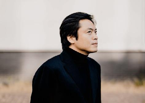 피아니스트 겸 지휘자 김선욱. 
