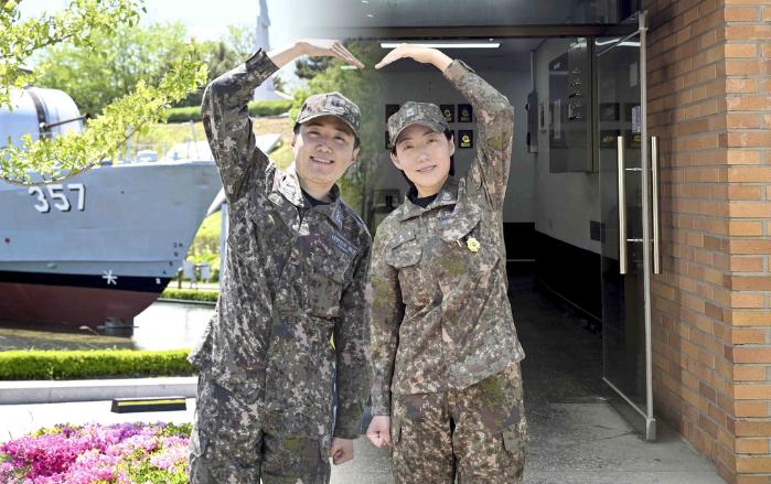 이은정(오른쪽) 소령과 이형준 대위 남매가 하트를 만들어 보이고 있다. 사진 제공=조성현 하사