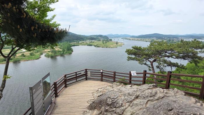 부여 부소산성 내 낙화암에서 바라본 백마강.