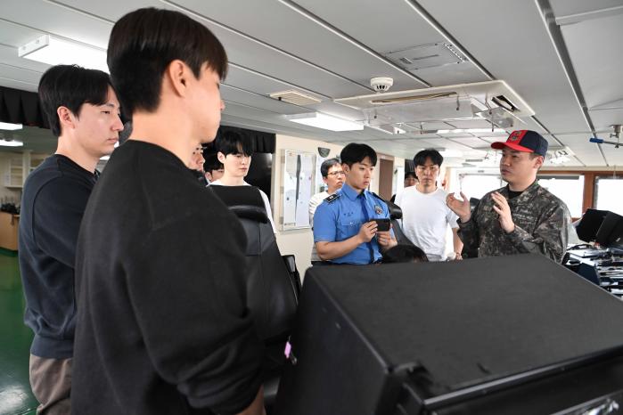 해군3함대 3훈련대대 관찰관(맨 오른쪽)이 12일 해양경찰 함정에서 서해지방해양경찰청 함정요원에게 음파탐지기 수동 운용법을 교육하고 있다. 부대 제공