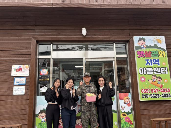 해군8전투훈련단 김진성 원사가 지역아동센터를 방문해 직접 만든 필기구를 기부한 뒤 파이팅을 외치고 있다. 부대 제공