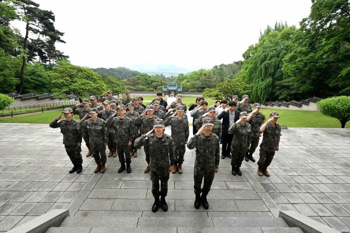 육군 정훈병과 창설 77주년인 12일 충남 아산시 현충사를 찾은 정훈병과원들이 충무공의 호국정신과 국가수호 임무의 의미를 되새기며 경례하고 있다. 육군 제공