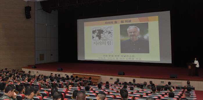 김살로메 작가가 해병대1사단 도솔관에서 장병들을 대상으로 병영 독서토론회를 하고 있다. 부대 제공
