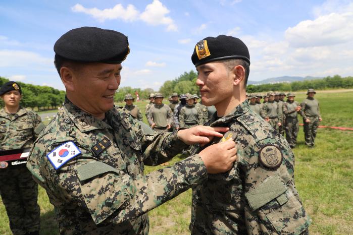 김종탁(왼쪽) 육군특수전학교장이 강하 1000회를 기록한 마도영 고공침투 교관의 가슴에 금장월계휘장을 달아주고 있다. 부대 제공