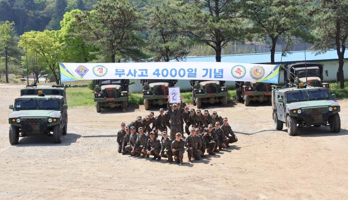 육군2기갑여단 번개포병대대 수송부 장병들이 차량 무사고 4000일 달성을 자축하며 기념 촬영을 하고 있다. 부대 제공