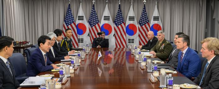 안규백(왼쪽 둘째) 국방부 장관과 피트 헤그세스(오른쪽 둘째) 미 전쟁부(국방부) 장관이 11일(현지시간) 워싱턴DC 인근 펜타곤에서 한미 국방장관회담을 하고 있다.