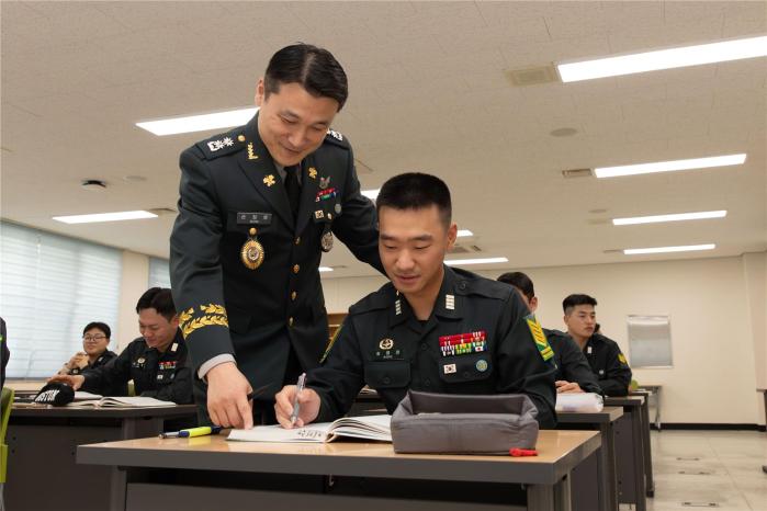 육군3사관학교 손창호(왼쪽) 교수가 생도들을 지도하고 있다. 손 교수는 최근 한국연구재단 연구과제 수행자에 3회 연속 선정됐다. 부대 제공