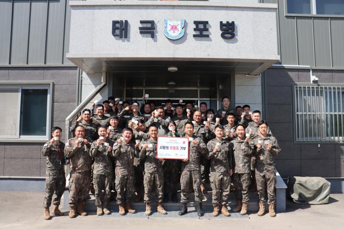 육군5보병사단 태극포병대대 장병들이 헌혈증 170매를 백혈병어린이재단에 기부하며 헌혈증을 들어 보이고 있다. 부대 제공