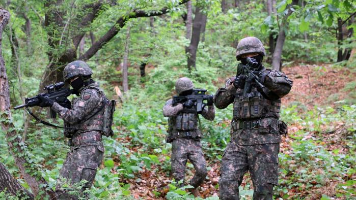 12일 육군17보병사단 수색대대 장병들이 탐색격멸작전 등 전술훈련을 하며 기동하고 있다. 부대 제공