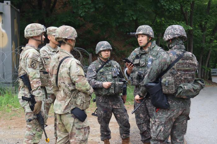 육군55보병사단 탱고대대 장병들과 미8군 탱고경비중대 장병들이 대드론 통합대응훈련 상황조치에 앞서 전술토의를 하고 있다. 부대 제공