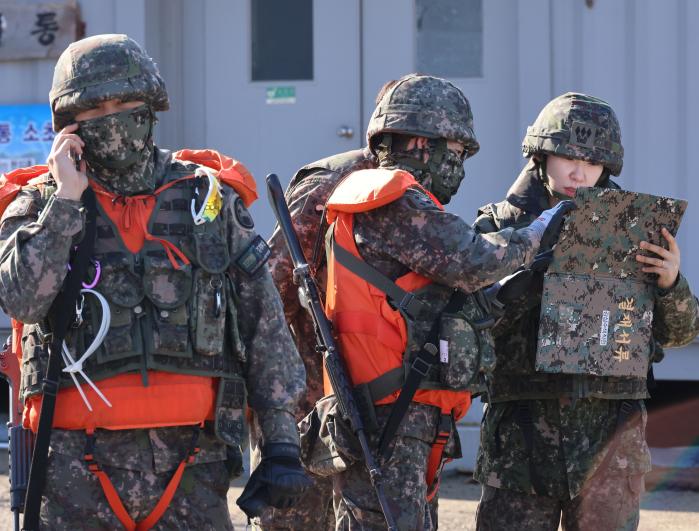 군장검사를 마친 뒤 작전지역을 살펴보는 장병들.