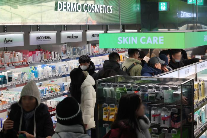K뷰티가 자연스러운 아름다움을 추구했다면 C뷰티는 화려하고 이색적인 스타일이 특징이다. 서울의 한 화장품 매장 모습. 연합뉴스