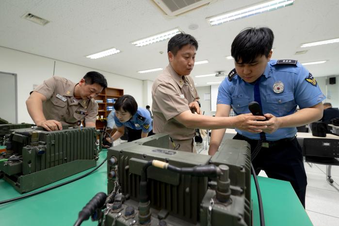 해군교육사령부 정보통신학교 정보통신교관 박인찬·송치우 상사가 해양경찰관들에게 초단파(VHF) 통신기 운용법을 교육하고 있다. 사진 제공=홍성민 중사