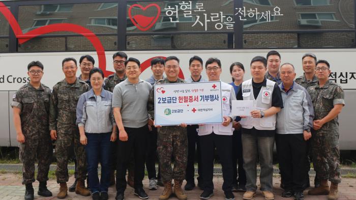 육군종합보급창 2보급단 부대원들이 대한적십자사 부산혈액원 관계자들에게 헌혈증서 218장을 기증한 뒤 기념사진을 찍고 있다. 부대 제공