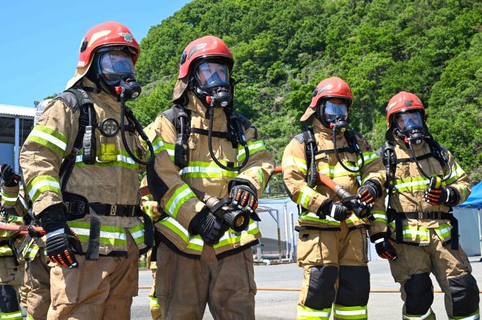 13일 해군8전투훈련단 부산훈련대 손상통제훈련장에서 동해해경 함정 근무자들이 소화방수훈련을 준비하고 있다. 부대 제공