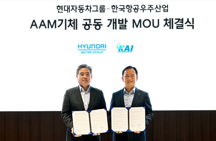 김종출(오른쪽) KAI 사장과 장재훈 현대차그룹 부회장이 ‘미래 항공 모빌리티 기체(AAM) 공동 개발 업무협약’을 체결하고 있다. KAI 제공