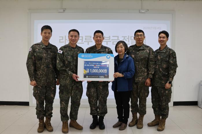 육군12보병사단 쌍용여단 장병들이 강원 인제군 사회복지관을 방문해 취약계층 아동을 위한 기부금 100만 원을 전달하고 있다. 사진 제공=박용관 대위
