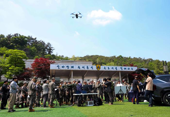 육군수도방위사령부가 개최한 대드론 챌린지에서 참석자들이 방산기업 기술시연을 관람하고 있다. 부대 제공
