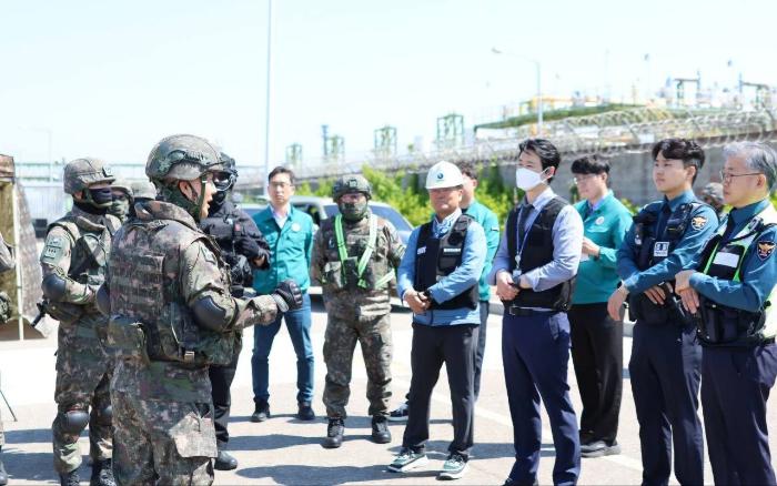 육군17보병사단 북진여단이 13일 인천지역 국가중요시설 일대에서 개최한 통합방위훈련 중 관계관들이 임무별 행동요령을 점검하고 있다. 부대 제공