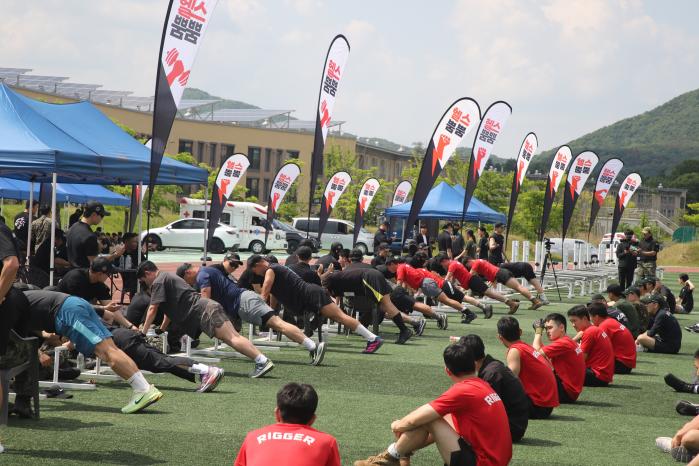 12일 열린 ‘제12회 헬스뿜뿜 경연대회’ 기초체력 경연 본선에서 참가 장병들이 팔굽혀펴기 기록을 측정하고 있다. 육군 제공