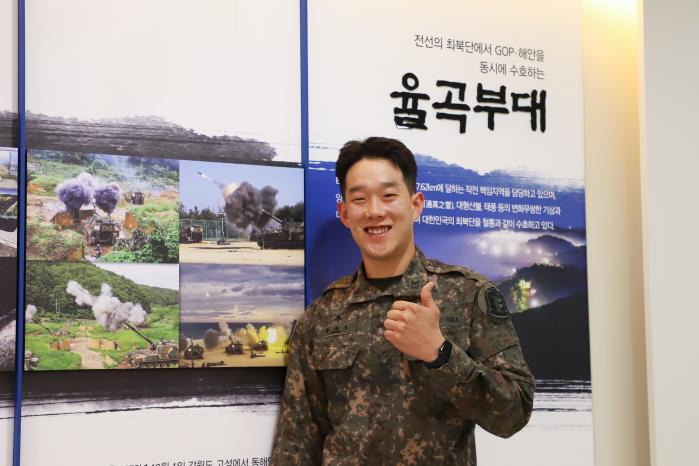 휴가 중 강원 고성군 진부령에서 덤프트럭 전도 사고 현장을 수습한 육군22보병사단 북극성포병대대 정대호 중사. 부대 제공
