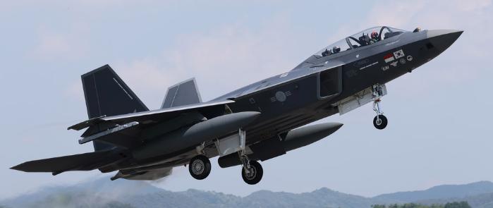 13일 경남 사천시 공군3훈련비행단에서 국산 초음속 전투기 KF-21 시제기가 이륙하고 있다.