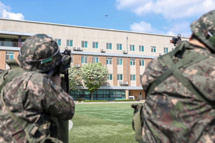 육군2기갑여단 동원훈련에 입소한 예비군들이 드론 방호훈련을 하고 있다. 사진 제공=고민성 군무주무관