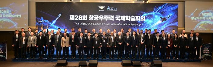 14일 연세대에서 열린 제28회 항공우주력 국제학술회의 주요 참석자들이 기념촬영을 하고 있다. 공군 제공