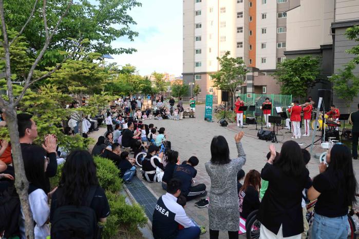 육군2군단 군악대가 지난 12일 가정의 달을 맞아 군인가족을 위한 공연을 선보이고 있다. 사진 제공=장호연 군무주무관