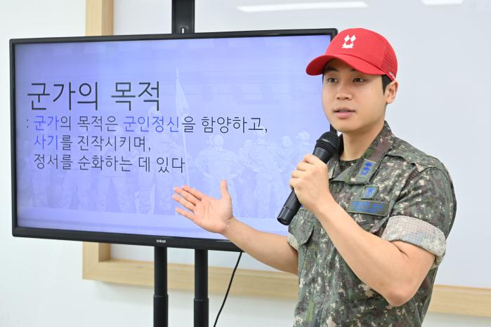 기본군사훈련단 일반학교육과 정신전력교관 김동형 중위.