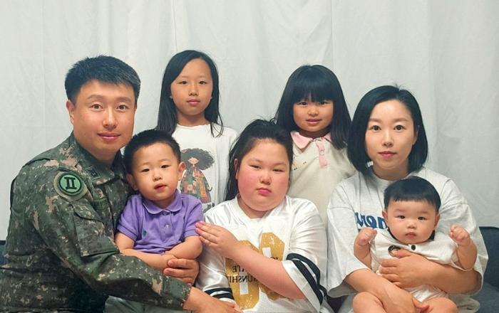 다섯 자녀를 키우며 군 생활을 하는 육군2군단 예하 항공단 장성도 상사가 가족들과 기념사진을 찍고 있다.