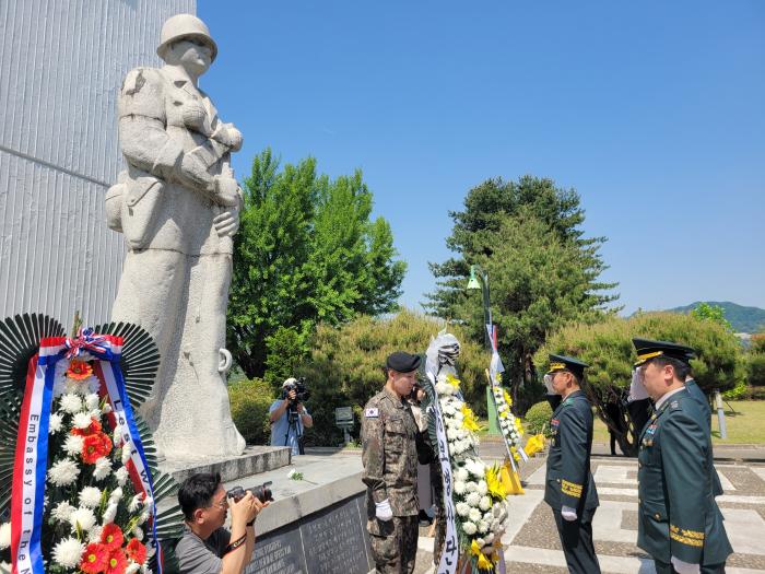 육군36보병사단이 지난 15일 개최한 네덜란드 참전용사 추모행사에서 사단 주요 직위자들이 참전기념비를 향해 경례하고 있다. 부대 제공