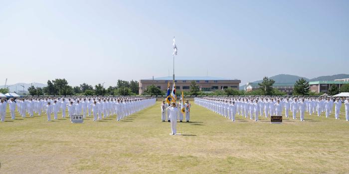 해군교육사령부가 지난 15일 부대 연병장에서 개최한 291기 부사관후보생 수료 및 임관식에서 신임 부사관들이 경례를 하고 있다. 사진 제공=고명규 중사(진)