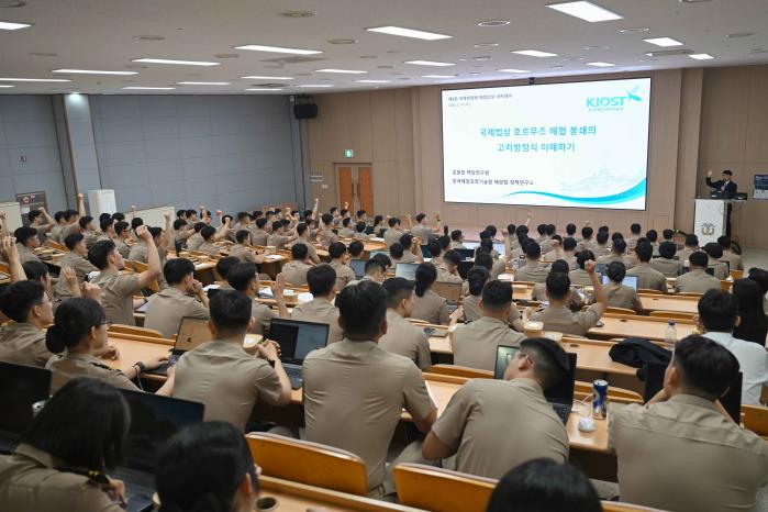 지난 14일 해군사관학교에서 열린 ‘제5회 국제해양법·해양안보 아카데미’에서 생도들이 강의를 경청하고 있다. 해사 제공