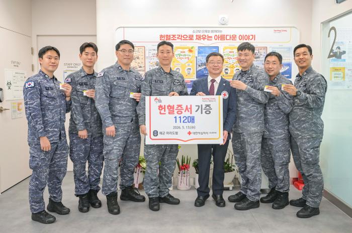 해군 마라도함 승조원들이 경남 진해 헌혈의집에서 헌혈증서 112장을 기부하고 있다. 부대 제공