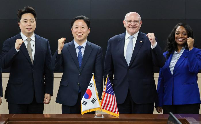 한미 국방부는 지난 15일 서울 용산구 국방부에서 ‘드론·대(對)드론 협력 및 시장 참여’에 관한 협력의향서를 체결했다. 전준범(왼쪽 둘째) 국방부 국방인공지능기획국장과 패트릭 메이슨(오른쪽 둘째) 미국 육군성 방산수출협력 부차관보가 협력의향서에 서명한 뒤 참석자들과 기념촬영을 하고 있다. 한재호 기자