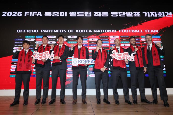 홍명보 한국 축구대표팀 감독이 16일 서울 종로구 KT 광화문 빌딩 웨스트 온마당에서 열린 2026 북중미 월드컵 최종 명단 발표 기자회견에서 코치진과 함께 기념촬영을 하고 있다. 연합뉴스