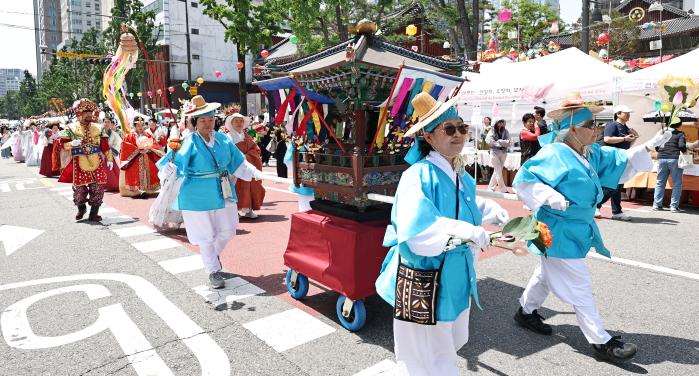 17일 서울 종로구 조계사 앞에서 열린 연등회 전통문화마당에서 길놀이가 진행되고 있다. 연합뉴스
