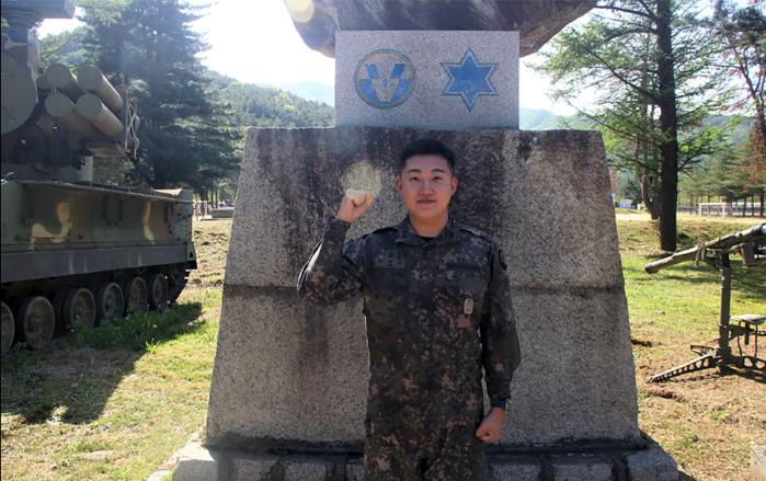 도로에 쓰려진 할머니를 구조한 육군5군단 방공단 조현빈 대위. 부대 제공