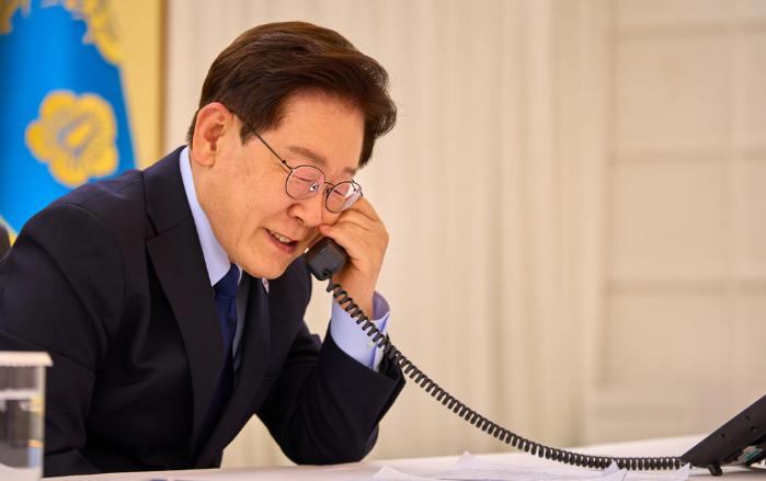 이재명 대통령이 지난 17일 밤 대통령 관저에서 도널드 트럼프 미국 대통령과 통화하며 미·중 회담 결과 공유·한반도 평화 등을 논의하고 있다. 청와대 제공