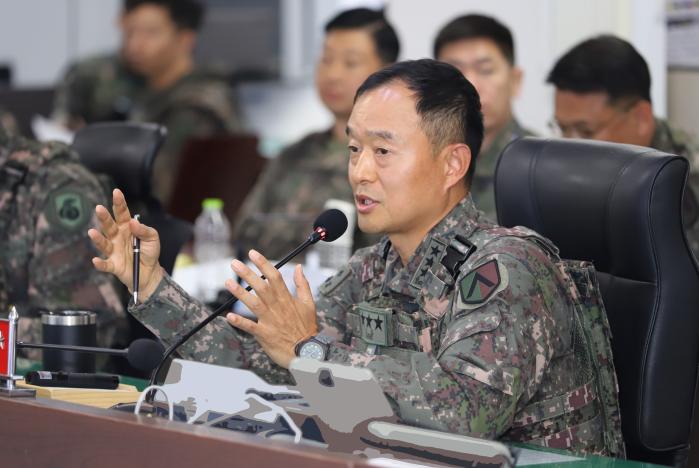 이임수 수도군단장이 지난 11일부터 15일까지 열린 대침투종합훈련 중 통합방위작전태세를 점검하고 있다. 부대 제공