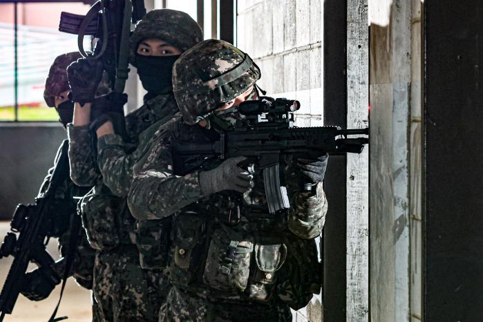 육군30기갑여단 비호대대 장병들이 도시지역작전 훈련장에서 내부 격실 소탕 절차를 숙달하고 있다. 부대 제공