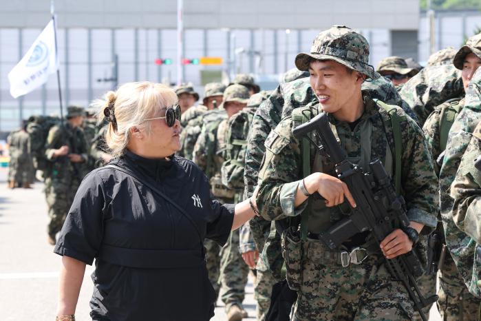 내륙전술훈련을 마친 육군특수전사령부 국제평화지원단 독사대대 장병들이 어머니, 아내, 아들, 반려견 등 가족들과 만나 기쁨을 만끽하는 모습.