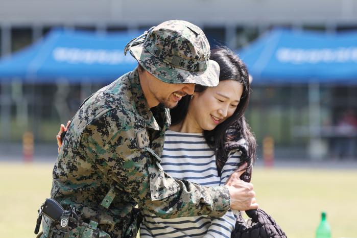 내륙전술훈련을 마친 육군특수전사령부 국제평화지원단 독사대대 장병들이 어머니, 아내, 아들, 반려견 등 가족들과 만나 기쁨을 만끽하는 모습.