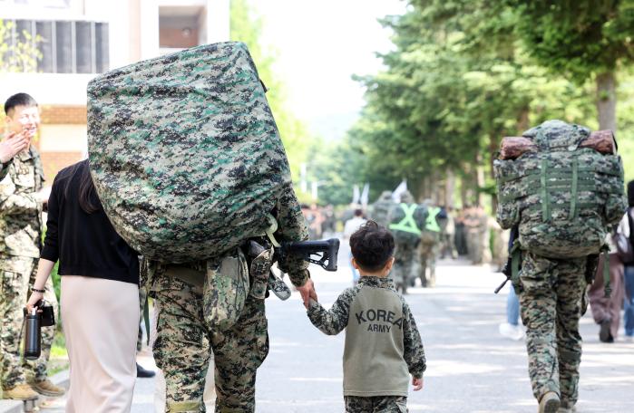 내륙전술훈련을 마친 육군특수전사령부 국제평화지원단 독사대대 장병들이 어머니, 아내, 아들, 반려견 등 가족들과 만나 기쁨을 만끽하는 모습.