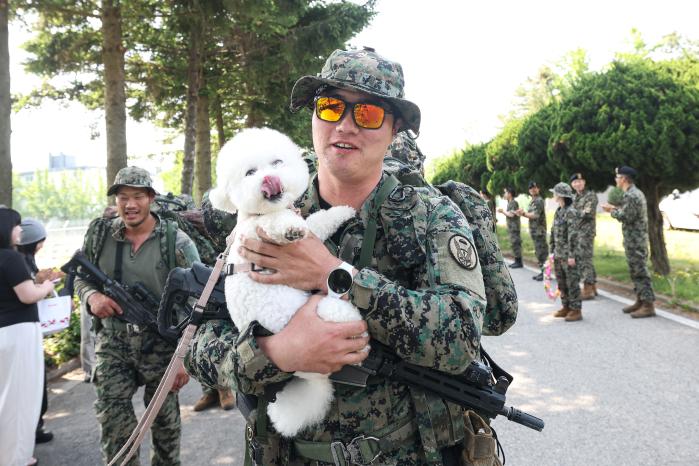 내륙전술훈련을 마친 육군특수전사령부 국제평화지원단 독사대대 장병들이 어머니, 아내, 아들, 반려견 등 가족들과 만나 기쁨을 만끽하는 모습.