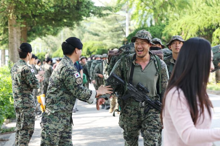 내륙전술훈련을 마친 육군특수전사령부 국제평화지원단 독사대대 장병들이 어머니, 아내, 아들, 반려견 등 가족들과 만나 기쁨을 만끽하는 모습.